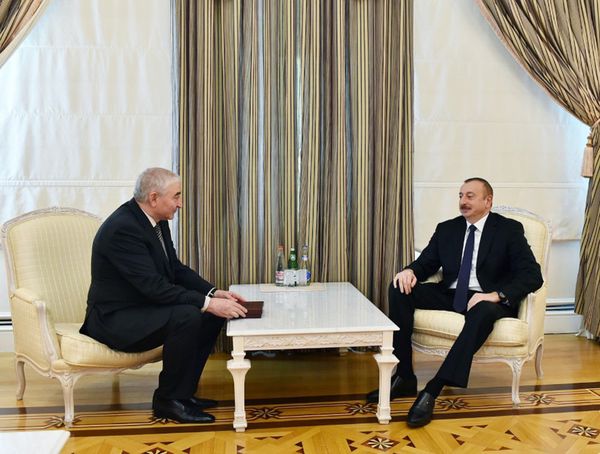 Глава ЦИК вручил Президенту Ильхаму Алиеву удостоверение кандидата в президенты  - Sputnik Азербайджан