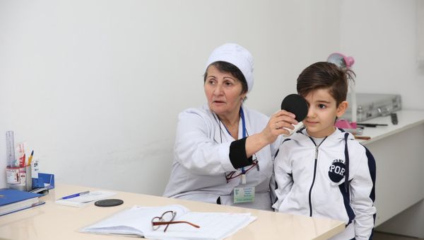 Врач проводит обследование школьника в одной из средних школ Баку, фото из архива - Sputnik Азербайджан