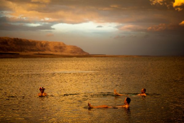 Туристы из Польши купаются в Мертвом море, Израиль, Западный берег - Sputnik Азербайджан