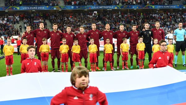 Игроки сборной России перед началом матча группового этапа чемпионата Европы по футболу - 2016 между сборными командами России и Словакии - Sputnik Азербайджан