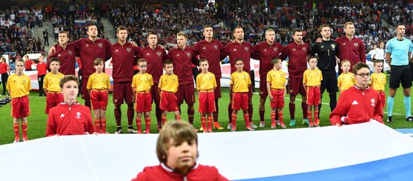 Игроки сборной России перед началом матча группового этапа чемпионата Европы по футболу - 2016 между сборными командами России и Словакии - Sputnik Азербайджан