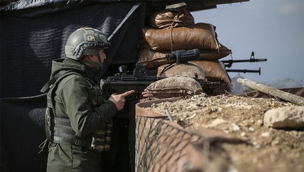 Военнослужащий турецкой армии на боевой позиции в Африне, Сирия. 3 марта 2018 - Sputnik Азербайджан