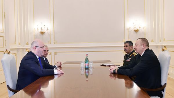 Президент Азербайджана Ильхам Алиев принял министра обороны Грузии Левана Изория - Sputnik Азербайджан