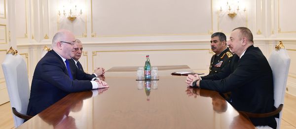 Президент Азербайджана Ильхам Алиев принял министра обороны Грузии Левана Изория - Sputnik Азербайджан