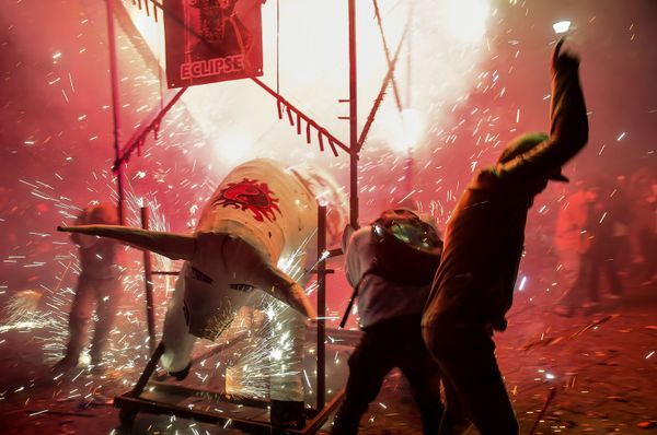 Люди укрываются от фейерверков во время празднования Сан-Хуан-де-Диос в Тультепеке на окраине Мехико - Sputnik Азербайджан