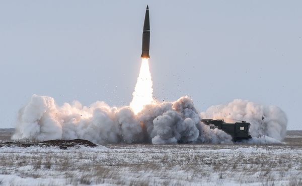 Пуск баллистической ракеты оперативно-тактического ракетного комплекса Искандер-М с полигона Капустин Яр в Астраханской области - Sputnik Азербайджан