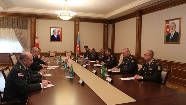 Встреча министра обороны Азербайджана генерал-полковника Закира Гасанова с делегацией, возглавляемой министром обороны Грузии Леваном Изорией - Sputnik Азербайджан