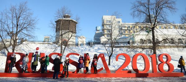 Школьники у инсталляции Russia 2018 в Екатеринбурге - Sputnik Азербайджан