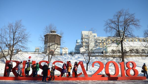 Школьники у инсталляции Russia 2018 в Екатеринбурге - Sputnik Азербайджан
