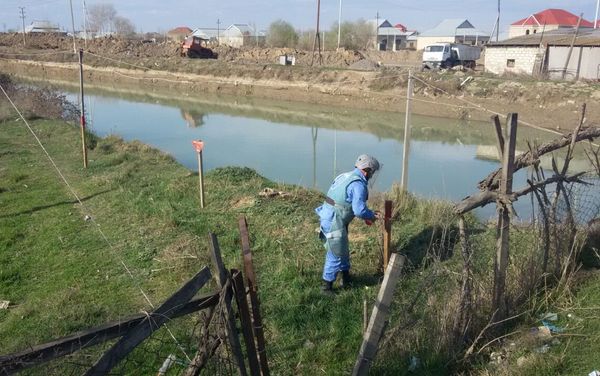 Операция по обезвреживанию снарядов на территории села Юхары Саламбейли Агджабединского района - Sputnik Азербайджан