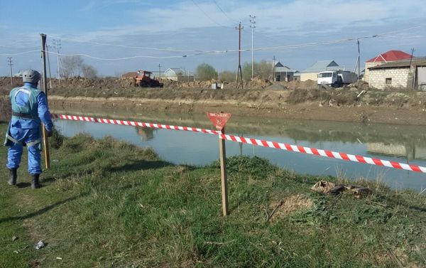 Операция по обезвреживанию снарядов на территории села Юхары Саламбейли Агджабединского района - Sputnik Азербайджан