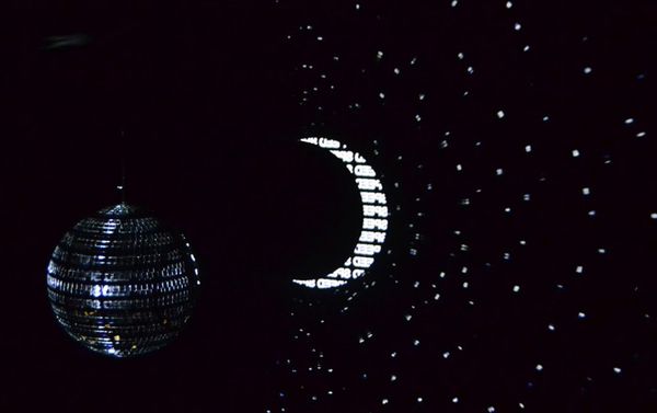 Световая инсталляция немецкого художника Миши Кубалля под названием Space – Speech – Speed Световая инсталляция немецкого художника Миши Кубалля под названием Space – Speech – Speed - Sputnik Азербайджан