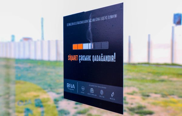 Предупредительное объявление о запрете курения на остановочном павильоне БТА - Sputnik Азербайджан
