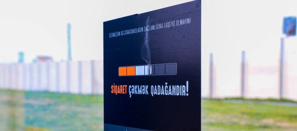 Предупредительное объявление о запрете курения на остановочном павильоне БТА - Sputnik Азербайджан