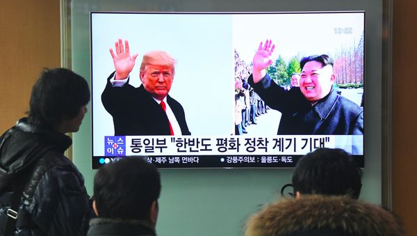 Фотографии президента США Дональда Трампа и лидера Северной Кореи Ким Чен Ына на экране телевизора, фото из архива - Sputnik Азербайджан