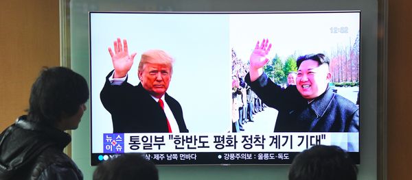 Фотографии президента США Дональда Трампа и лидера Северной Кореи Ким Чен Ына на экране телевизора, фото из архива - Sputnik Азербайджан