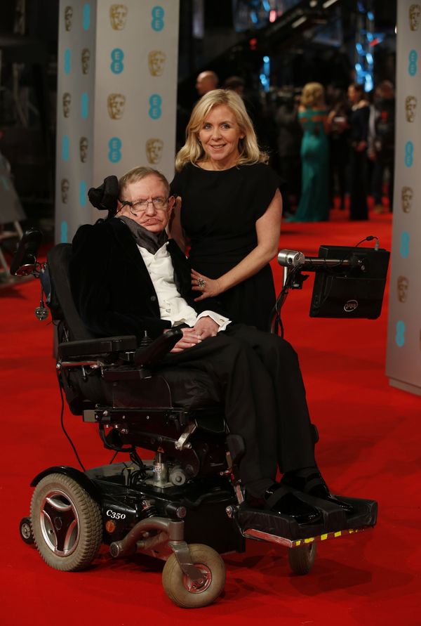 Британский ученый Стивен Хокинг на красной дорожке BAFTA British Academy Film Awards в Лондоне - Sputnik Азербайджан