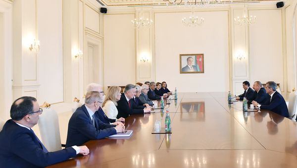 Президент Ильхам Алиев принял сопредседателей и членов правления Международного центра Низами Гянджеви - Sputnik Азербайджан