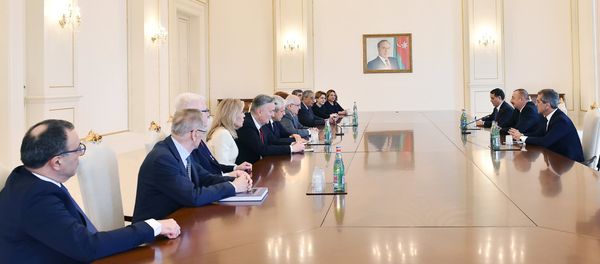 Президент Ильхам Алиев принял сопредседателей и членов правления Международного центра Низами Гянджеви - Sputnik Азербайджан