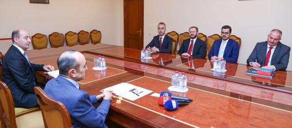 Али Гасанов на встрече с председателем Совета директоров и гендиректором агентства Анадолу Шенолом Казанджи и генеральным директором телеканала TRT Ибрагимом Эреном - Sputnik Азербайджан