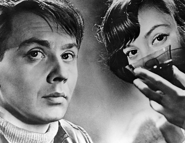 Актеры Олег Табаков (слева) в роли Николая и Ада Шереметьева (справа) в роли Ирины в фильме Молодо-зелено - Sputnik Азербайджан