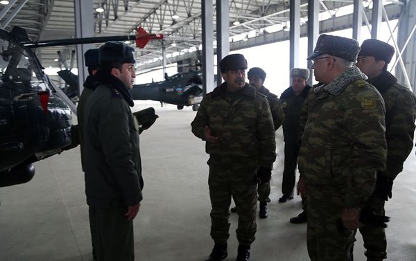Министр обороны посетил новую вертолетную воинскую часть в прифронтовой зоне - Sputnik Азербайджан