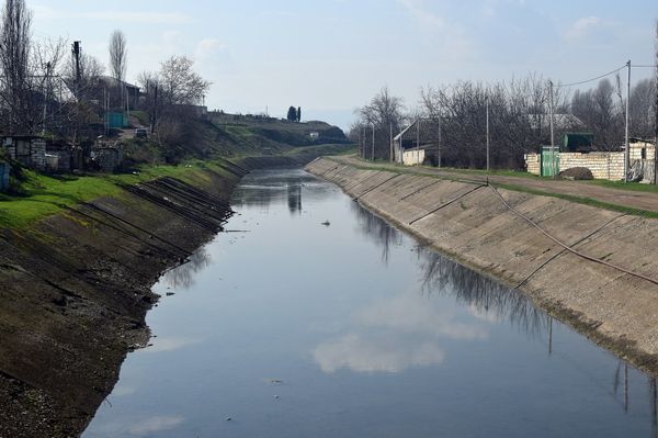 Водный канал, в который упал Эльчин - Sputnik Азербайджан