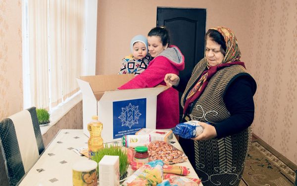 По случаю праздника Новруз раздаются праздничные подарки малообеспеченным семьям - Sputnik Азербайджан