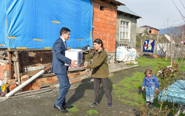 По случаю праздника Новруз раздаются праздничные подарки малообеспеченным семьям - Sputnik Азербайджан