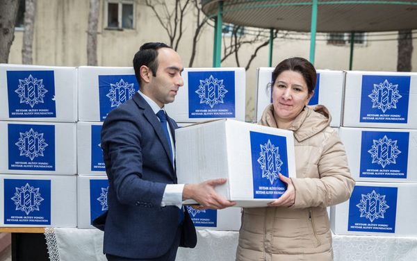 По случаю праздника Новруз раздаются праздничные подарки малообеспеченным семьям - Sputnik Азербайджан