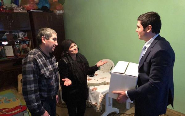 По случаю праздника Новруз раздаются праздничные подарки малообеспеченным семьям - Sputnik Азербайджан