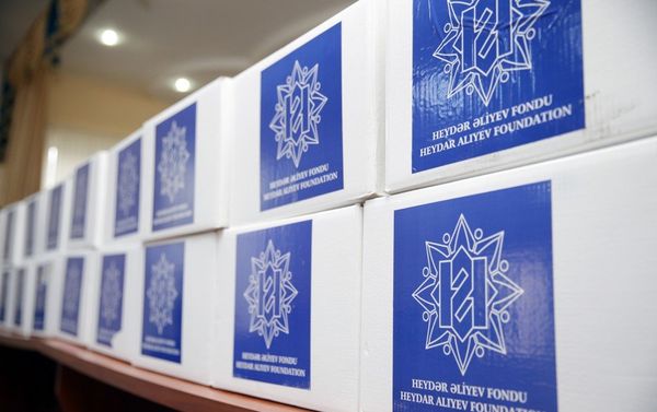 По случаю праздника Новруз раздаются праздничные подарки малообеспеченным семьям - Sputnik Азербайджан