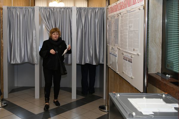 Выборы-2018: почему мужчину с букетом не пропустили в посольство России в Баку? - Sputnik Азербайджан