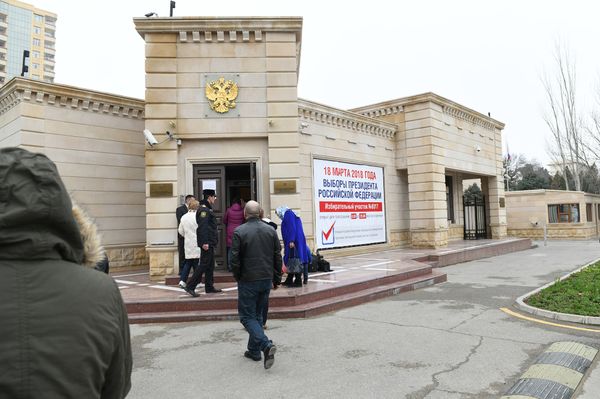 Выборы-2018: почему мужчину с букетом не пропустили в посольство России в Баку? - Sputnik Азербайджан