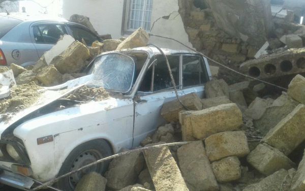 Автомобиль марки ВАЗ-2106, оставшийся под обломками обрушившегося здания - Sputnik Азербайджан