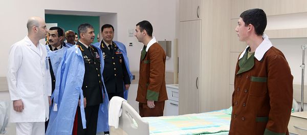 По случаю праздника Новруз руководство Министерства Обороны посетило военный госпиталь - Sputnik Азербайджан