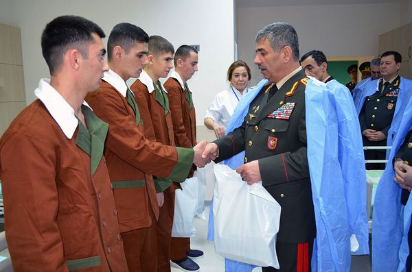 По случаю праздника Новруз руководство Министерства Обороны посетило военный госпиталь  - Sputnik Азербайджан