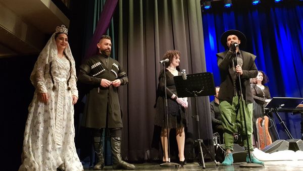 Сейран Исмаилханов исполнил народную песню Сары гялин на своем концерте в Германии - Sputnik Азербайджан