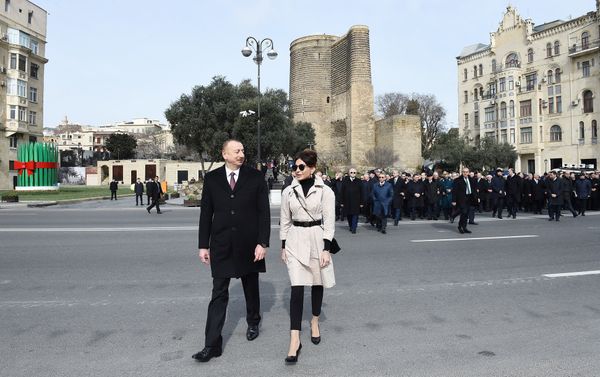 Президент Азербайджана Ильхам Алиев и первая леди Мехрибан Алиева приняли участие в общенародном веселье в честь праздника Новруз - Sputnik Азербайджан