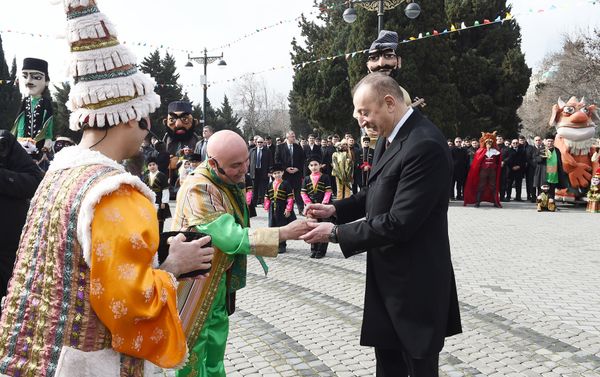 Президент Азербайджана Ильхам Алиев и первая леди Мехрибан Алиева приняли участие в общенародном веселье в честь праздника Новруз - Sputnik Азербайджан