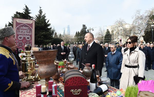 Президент Азербайджана Ильхам Алиев и первая леди Мехрибан Алиева приняли участие в общенародном веселье в честь праздника Новруз - Sputnik Азербайджан