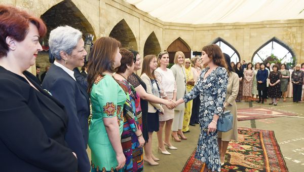 Встреча первого вице-президента Мехрибан Алиевой с супругами руководителей дипломатических миссий - Sputnik Азербайджан