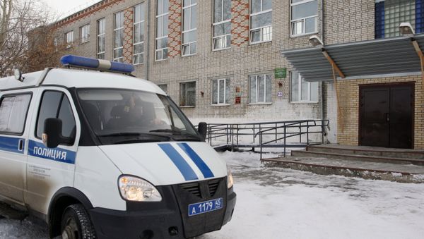 Автомобиль полиции у школы № 15 города Шадринска, в которой 13-летняя ученица открыла стрельбу из пневматического пистолета, принадлежащего её отцу - Sputnik Азербайджан