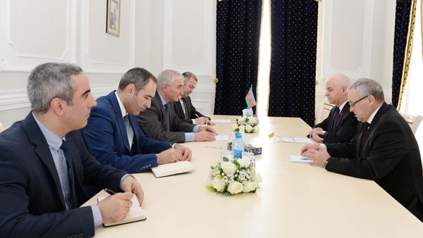 Встреча председателя ЦИК Мазахира Панахова с делегацией во главе с первым заместителем председателя Исполнительного комитета СНГ Виктором Гуминским - Sputnik Азербайджан