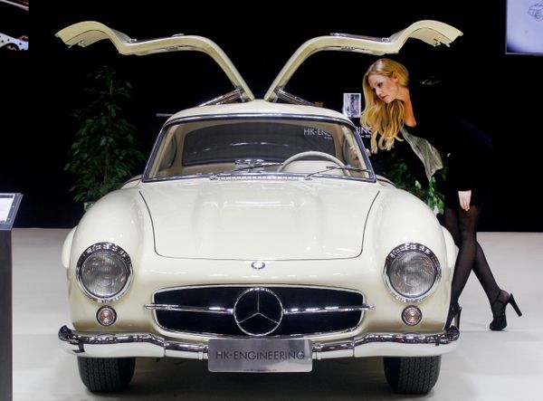 Хостесс возле автомобиля Mercedes-Benz 300 SL Coupe на выставке ретро автомобилей Techno Classica в Эссене, Германия - Sputnik Азербайджан