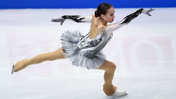 Россиянка Алина Загитова выступает в короткой программе женского одиночного катания на чемпионате мира по фигурному катанию в Милане - Sputnik Азербайджан