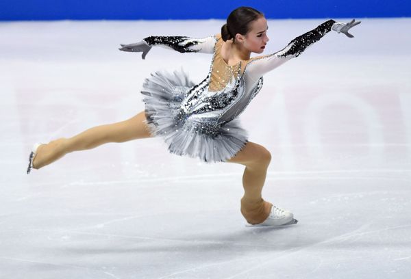 Россиянка Алина Загитова выступает в короткой программе женского одиночного катания на чемпионате мира по фигурному катанию в Милане - Sputnik Азербайджан