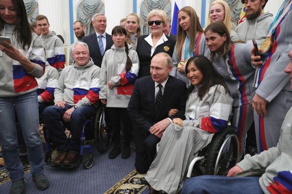 Президент РФ Владимир Путин во время встречи с российскими спортсменами – победителями и призерами XII Паралимпийских зимних игр в Пхенчхане - Sputnik Азербайджан