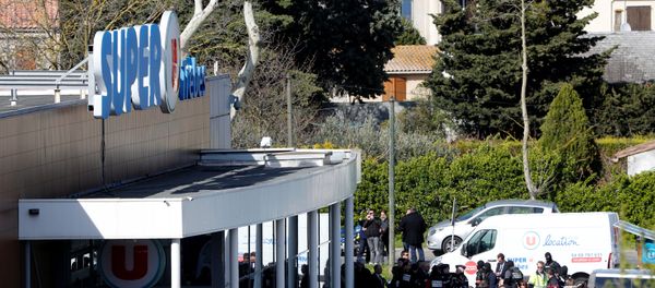 Сотрудники полиции у супермаркета в коммуне Треб на юге Франции, где произошел захват заложников. 23 марта 2018 года - Sputnik Азербайджан