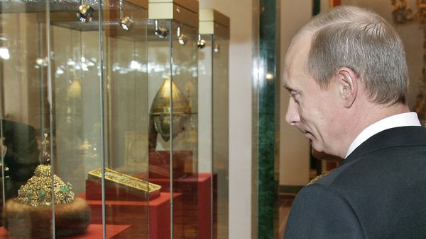 Президент РФ Владимир Путин в одном из музеев Московского Кремля, 7 марта 2006 года - Sputnik Азербайджан